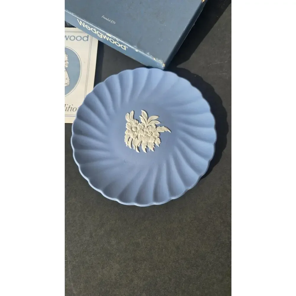 Wedgwood Blue Jasperware Fluted Candy Tray Dish Made In England Box Booklet